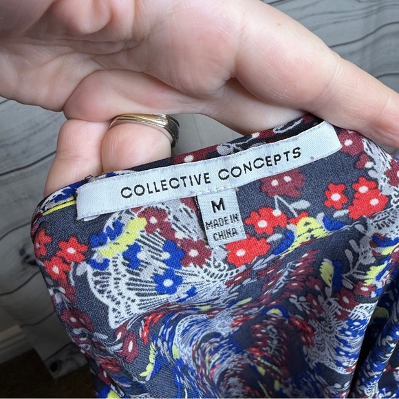 Collective Concepts Multicolor V-Neck Blouse - Picture 3 of 3